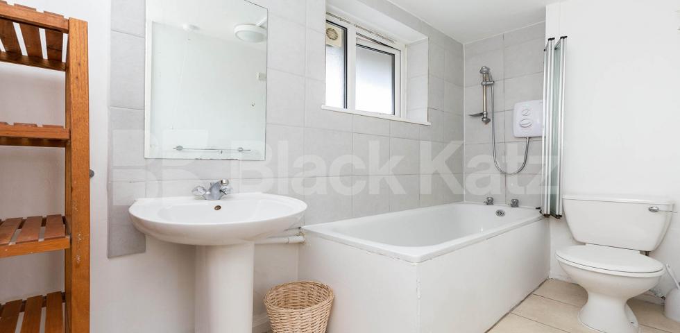 Spacious three double bedroom property  Blundell Street, Caldenonian Road